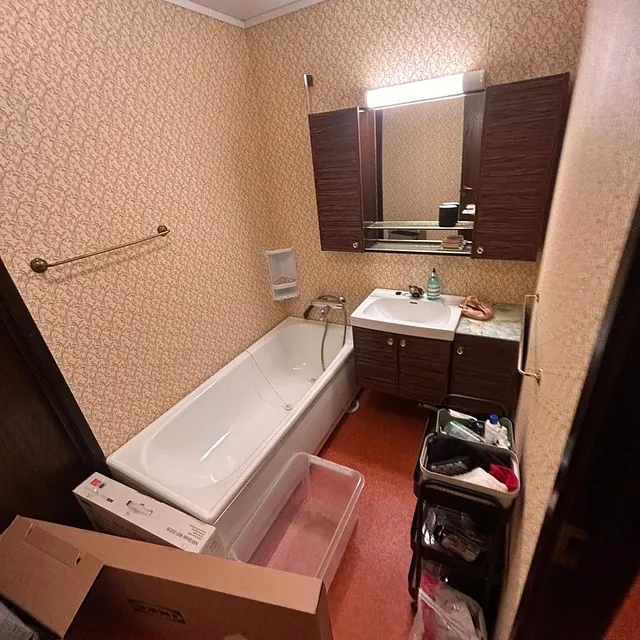 Eldre bad med badekar før oppussing