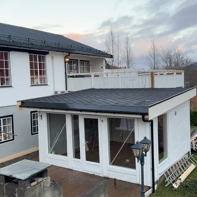 Hvitt hus med hagestue