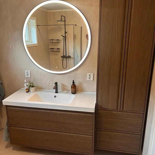 Nyoppusset bad med servant og skap i tre