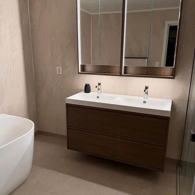 Moderna bad med dobbelservant og badekar